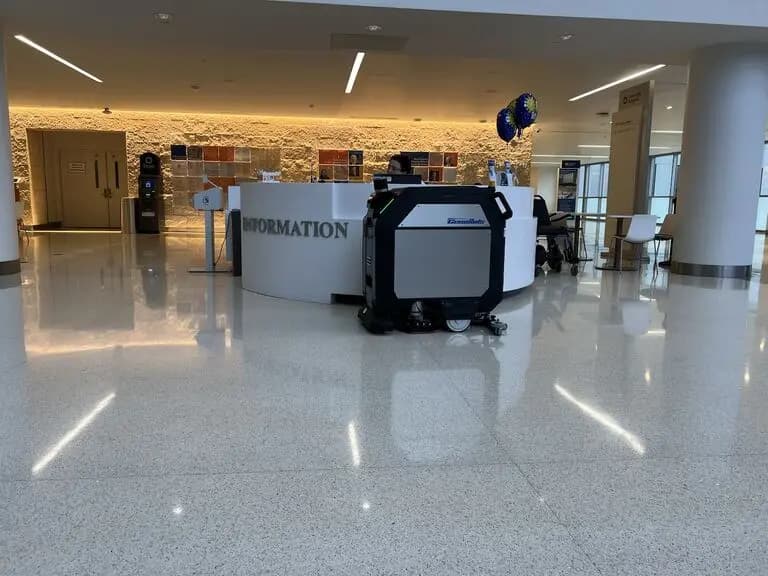 Autonomní úklidový robot mezi regály