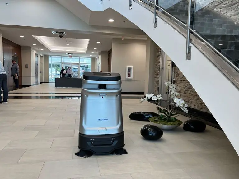 Robot pro mokrý úklid v nemocniční chodbě